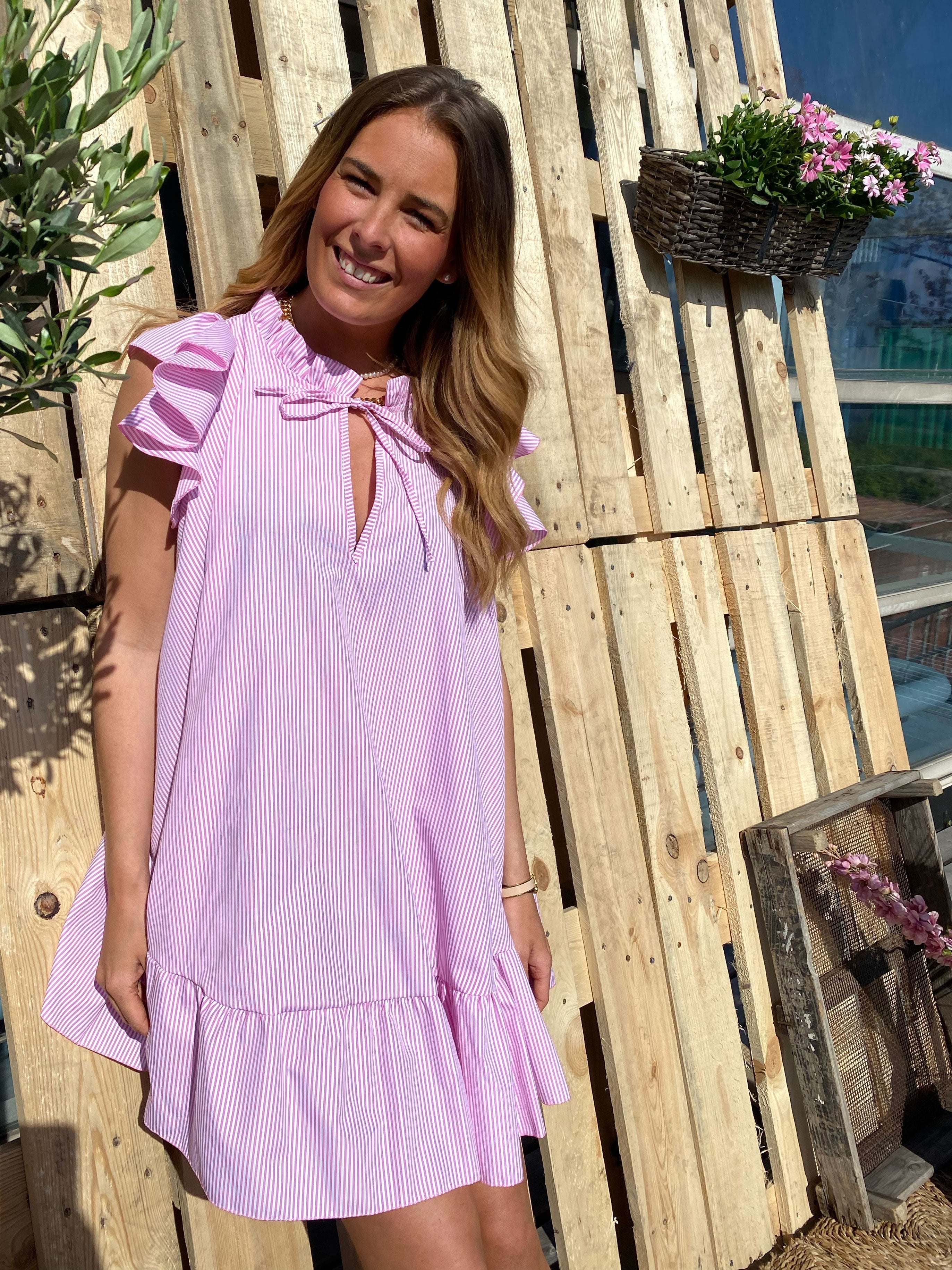 Rosalia - Randig kort klänning med volangärmar